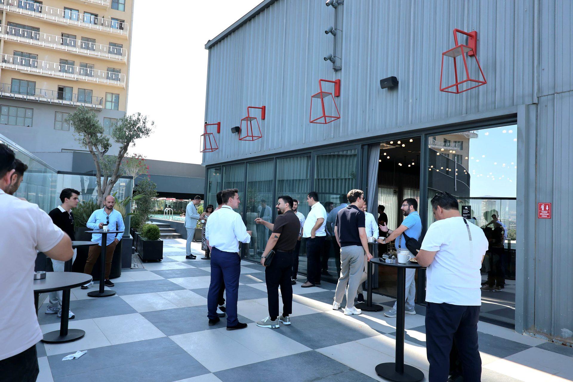 İzmir iş dünyasından profesyoneller toplantı masasında